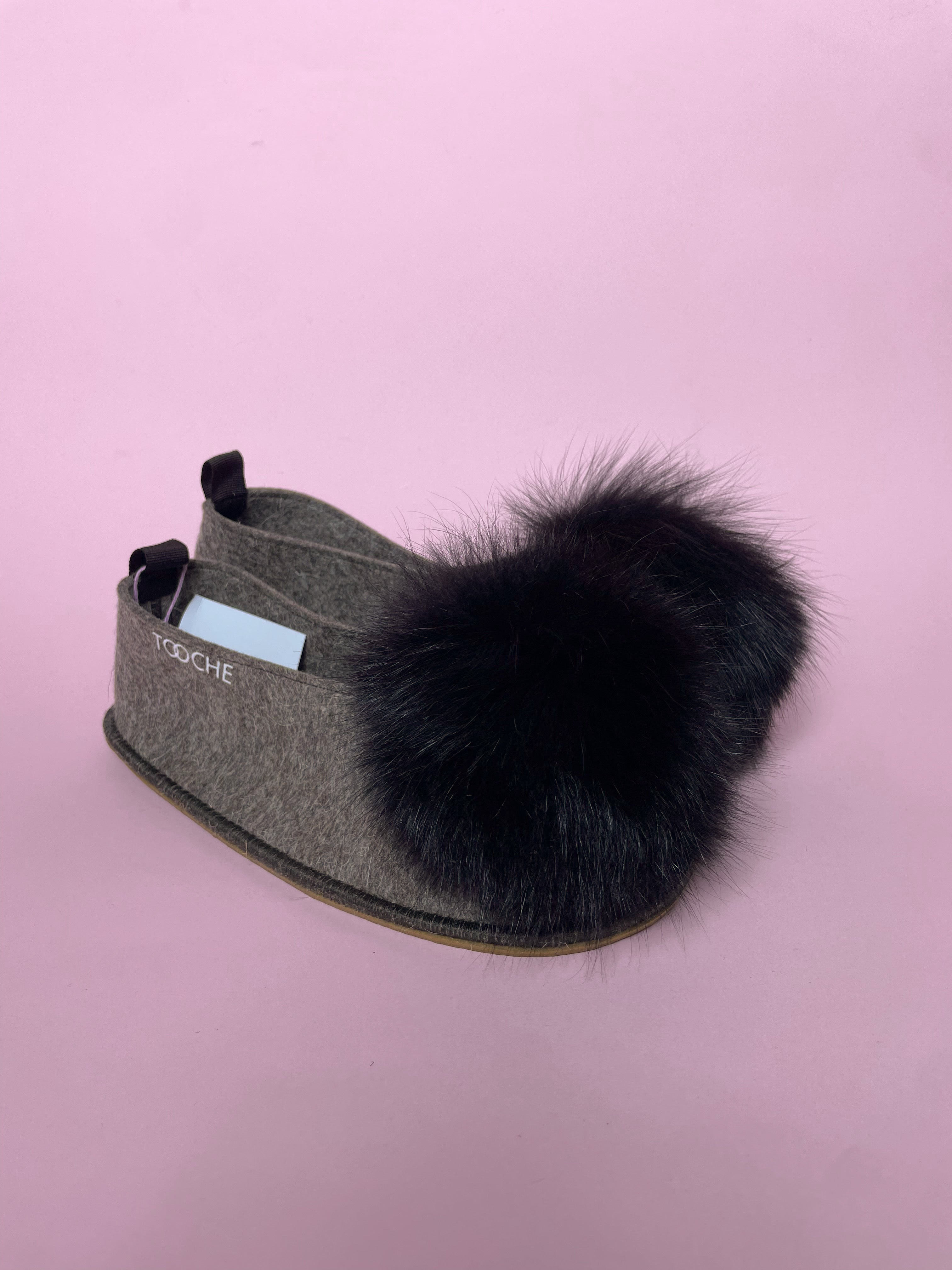 GREY BLACK POMPOM Slippers