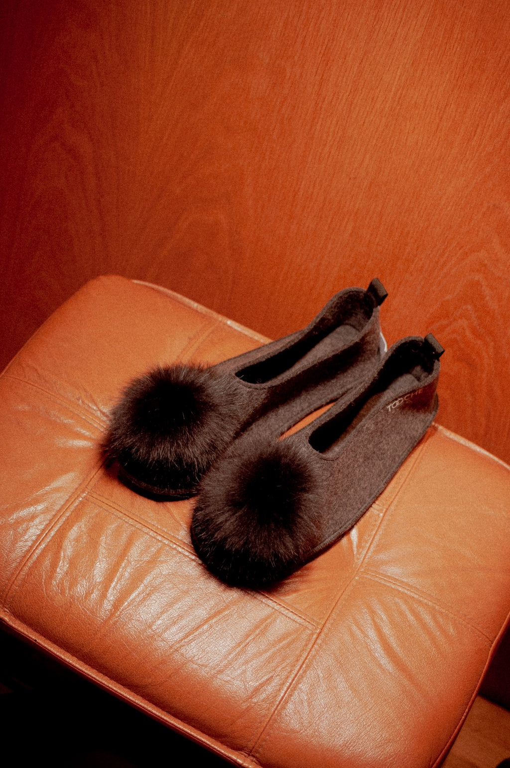 BLACK POMPOM slippers