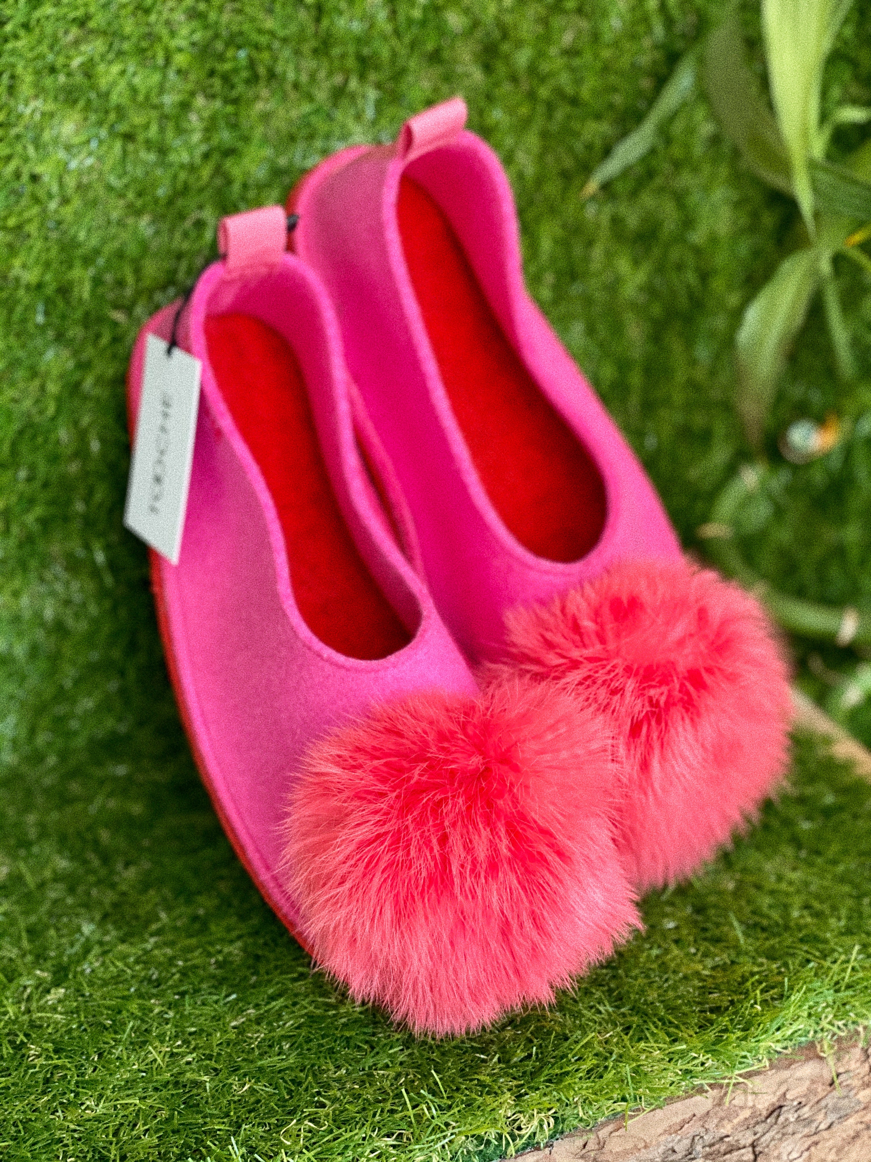 CORAL POMPOM slippers